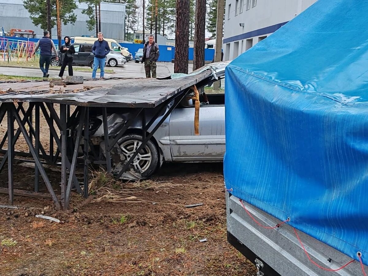    В Советском районе фургон сбил пешехода, а легковушки — рекламные щиты и деревья