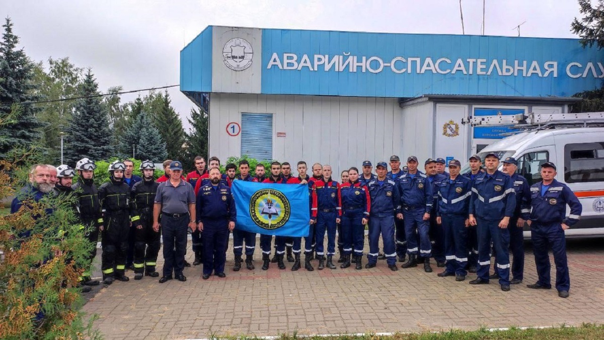 18 студентов из Свердловского отделения Корпуса под руководством Ильяса Тлеубаева встречали и разгружали машины с гуманитарным грузом в Курской области.  Фото: Фото предоставлено департаментом информационной политики Свердловской области