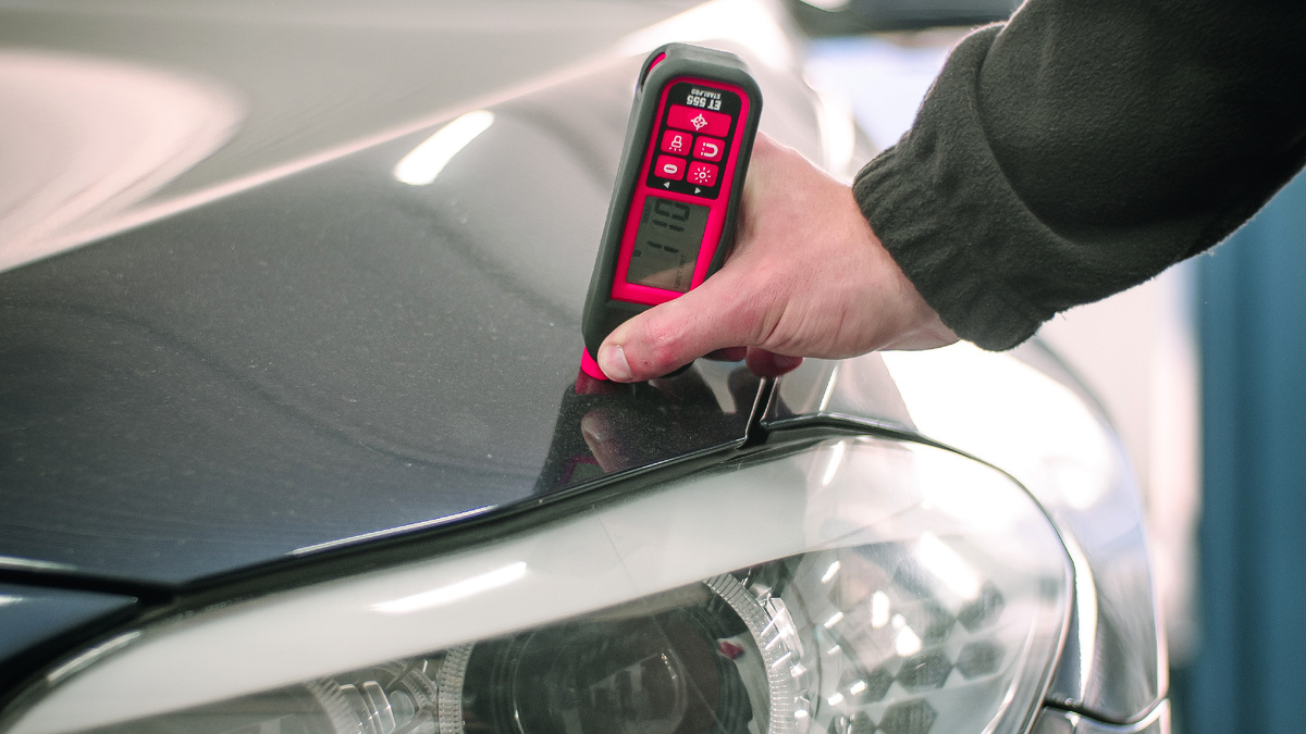 У экспертов нашего "Автотайма" толщиномер всегда с собой. Фото "Автотайм Сибирь"