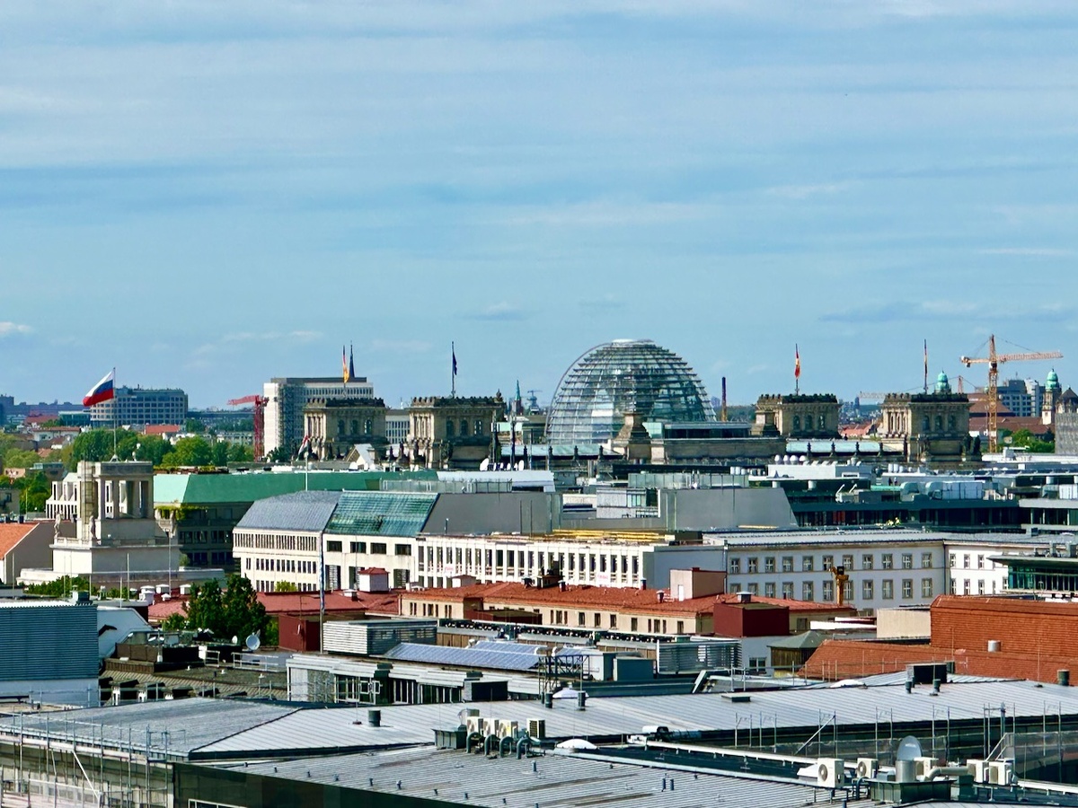 Вид на Бундестаг(Рейхстаг) со смотровой площадки Французского собора