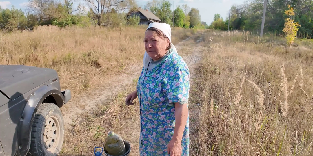 Без дорог, цивилизации и медицины: нашли настоящую отшельницу в заброшенной деревне