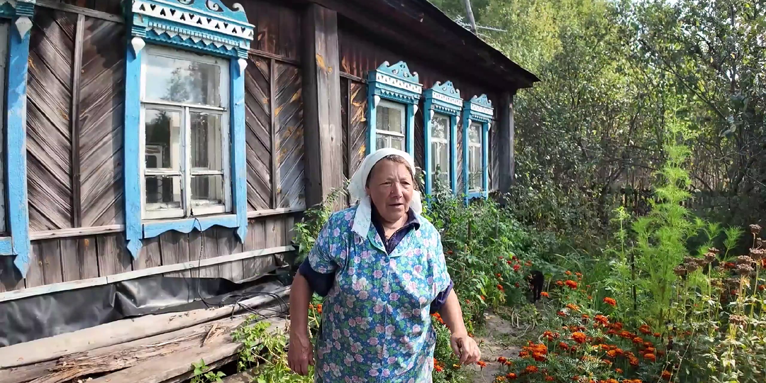 Без дорог, цивилизации и медицины: нашли настоящую отшельницу в заброшенной деревне