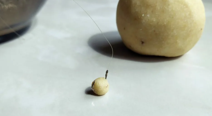 Тесто для ловли карася на рыболовном крючке. Источник фото the-fishing.ru