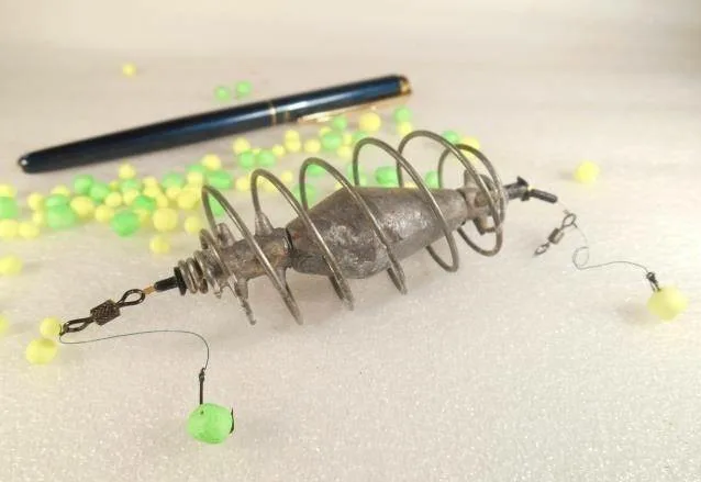 Пенопласт на крючках с кормушкой. Источник фото bibia.ru