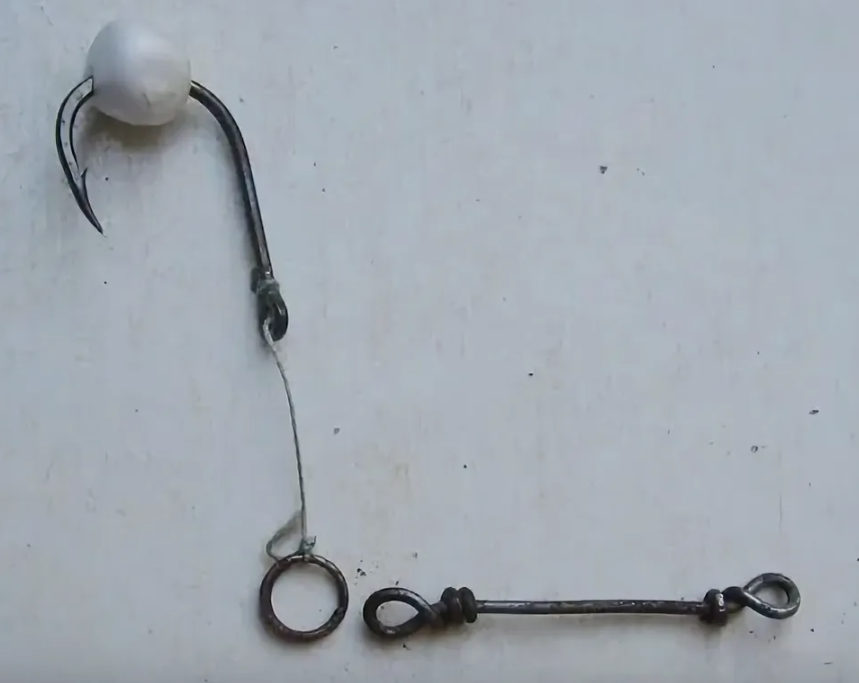 Пенопласт на рыболовном крючке. Источник фото fish-haus.ru