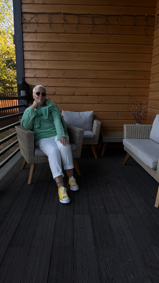 Премиальное качество кашемира позволяет носить его круглый год. Как свежо смотрится комплект с белыми брюками и яркой обувью. Несите в себе весну и солнечный свет 💛💚