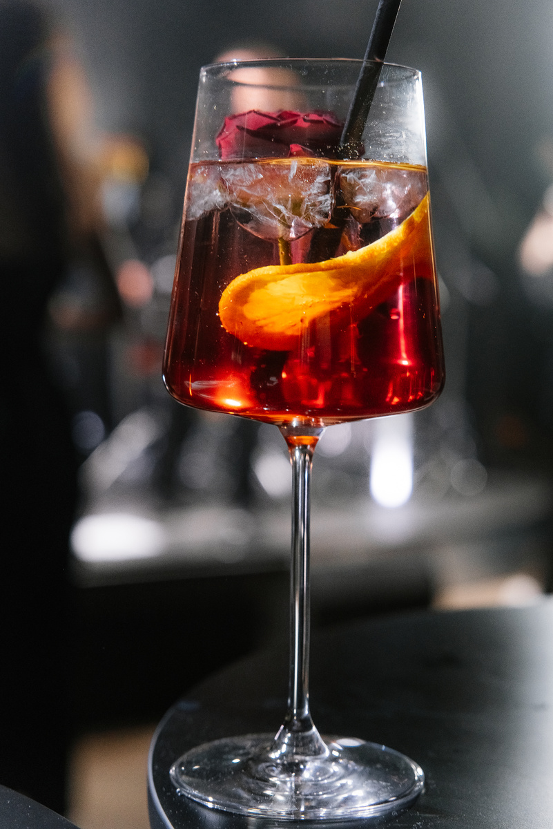 Тот самый коктейль с розой. Фото: Ирина Амэ