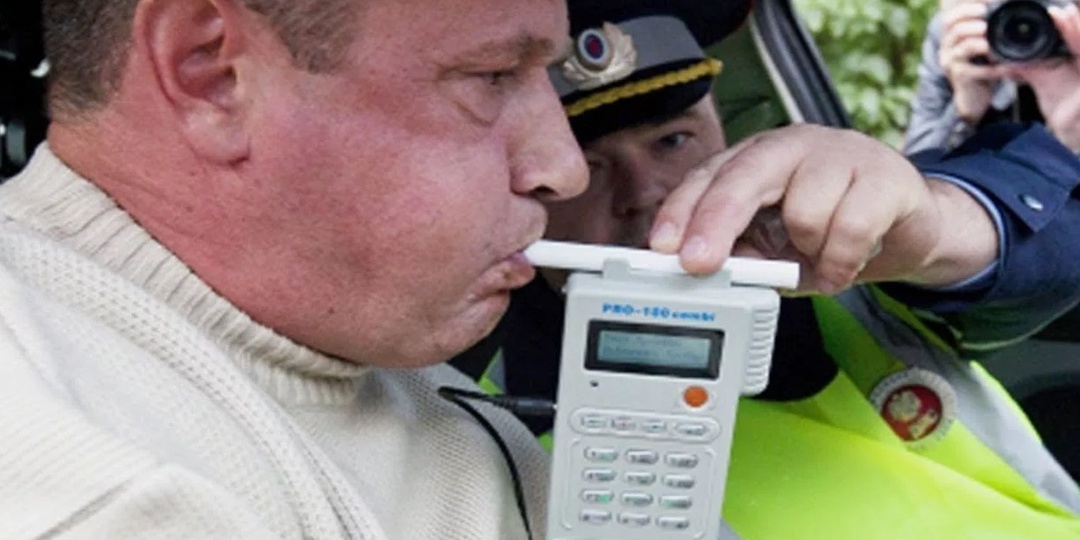 Инспектор ДПС просит дунуть в трубочку. Что нужно знать, прежде чем согласиться: 6 золотых правил