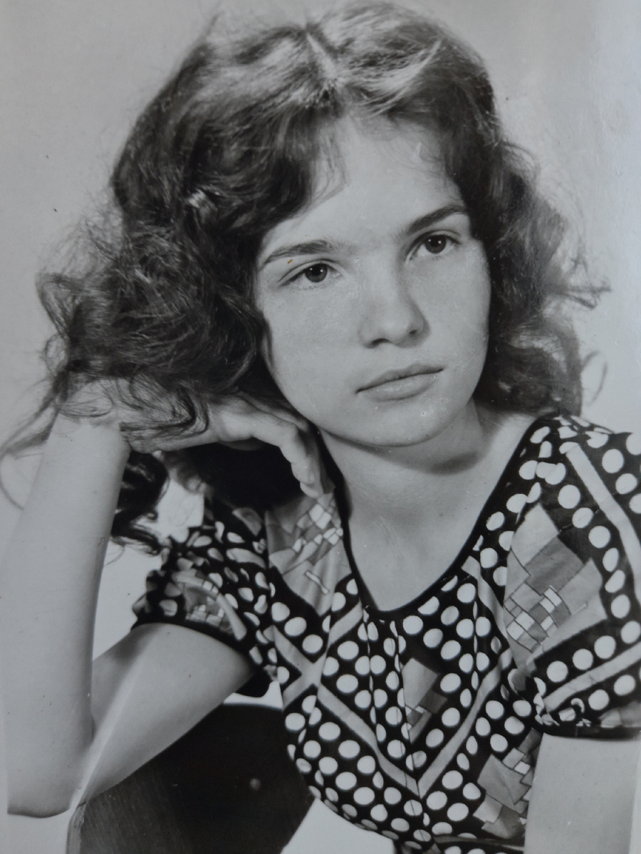 Юная мама,тоже любительница платьев в горошек))