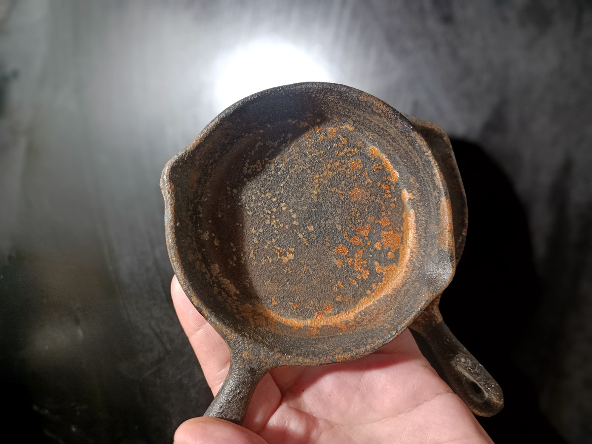 Эти ржавые чугунные сковородки легко привести в порядок