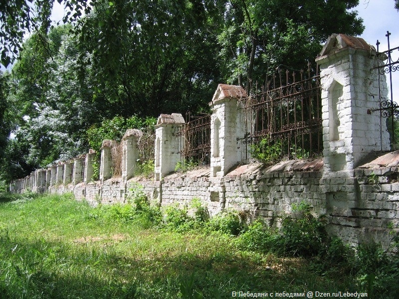 Старая ограда городского парка Лебедяни. 2007 год. Фото автора.
