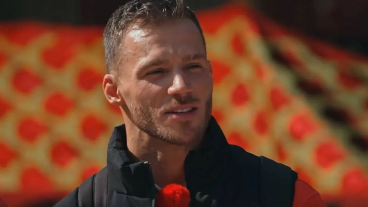 Кадр из шоу "Сокровища императора"/ ТНТ
