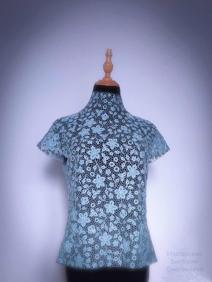 на тёмном фоне. Хорошо видна композиция элементов