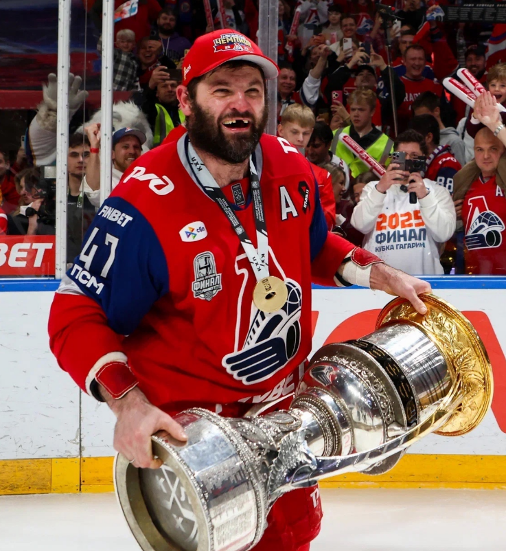 Александр Радулов со своим вторым Кубком Гагарина. Фото: ХК "Локомотив"