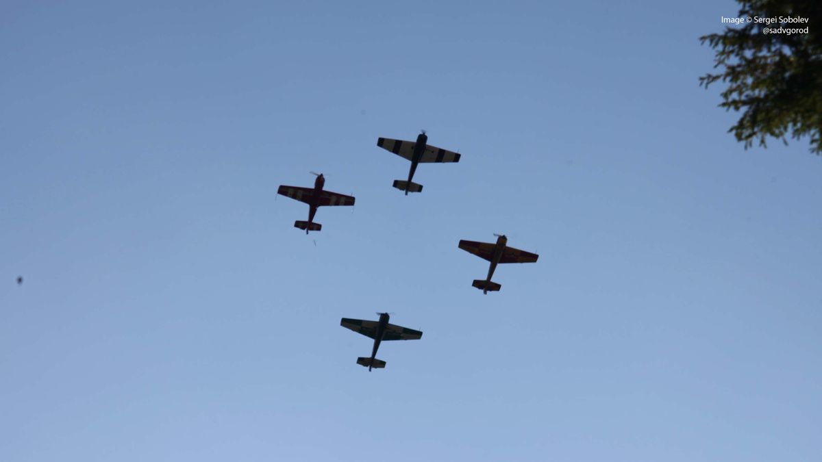 Все парады уже, вроде бы отгремели, а над дачей продолжали летать самолёты...