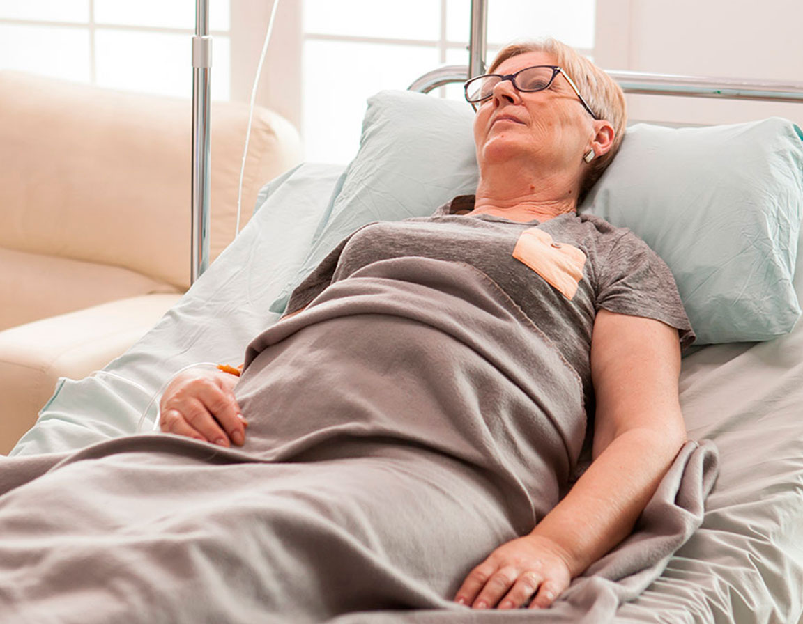 Лежачий пациент в палате интенсивной терапии