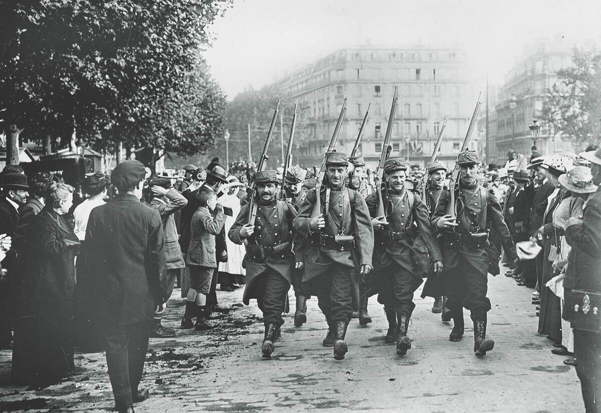 Французские солдаты идут в бой, война объявлена