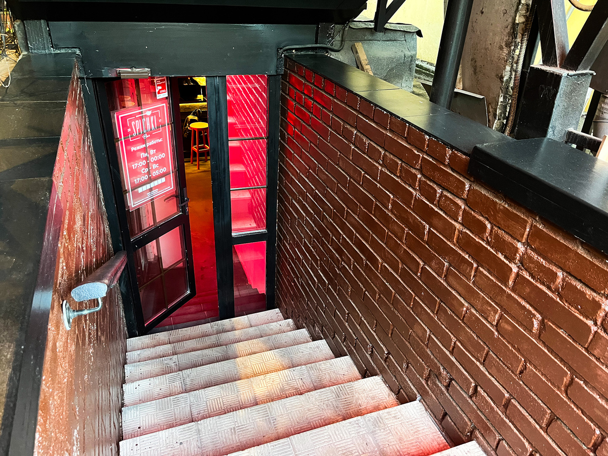 Лестница ко входу →