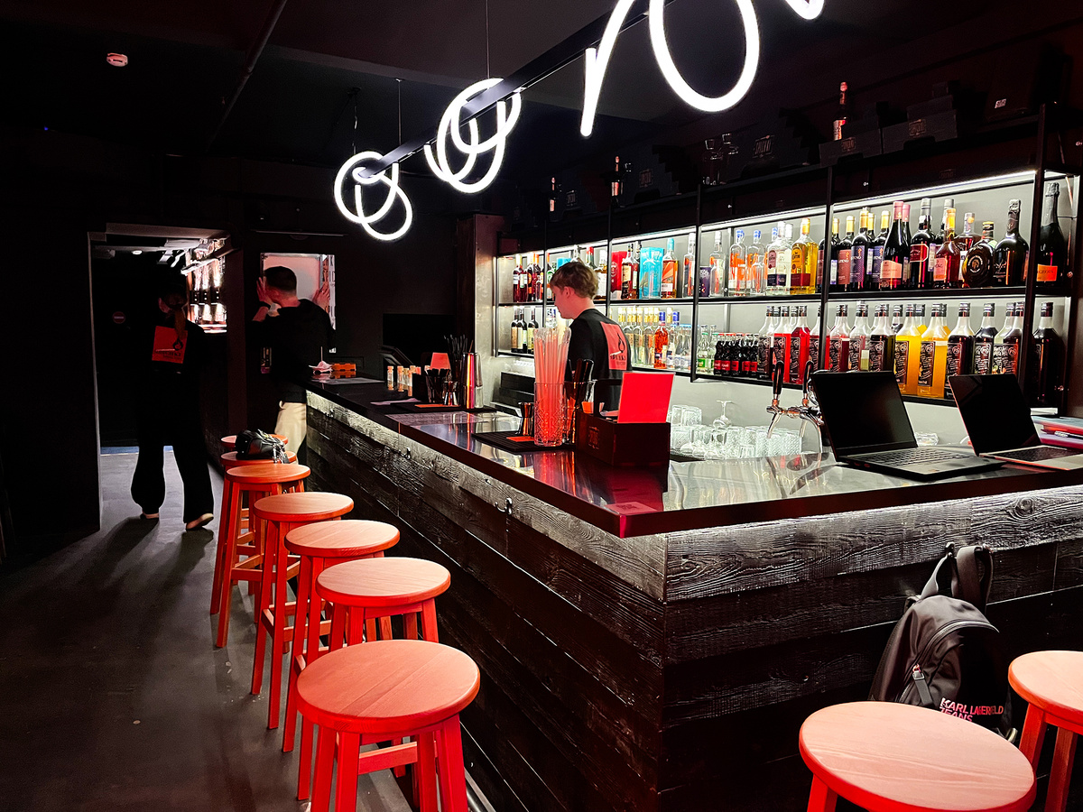 Барная стойка →