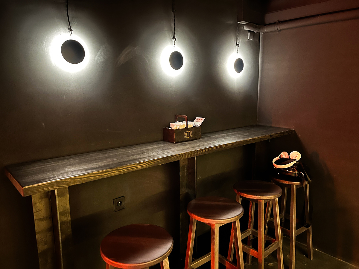 Высокие столы упираются в стену →