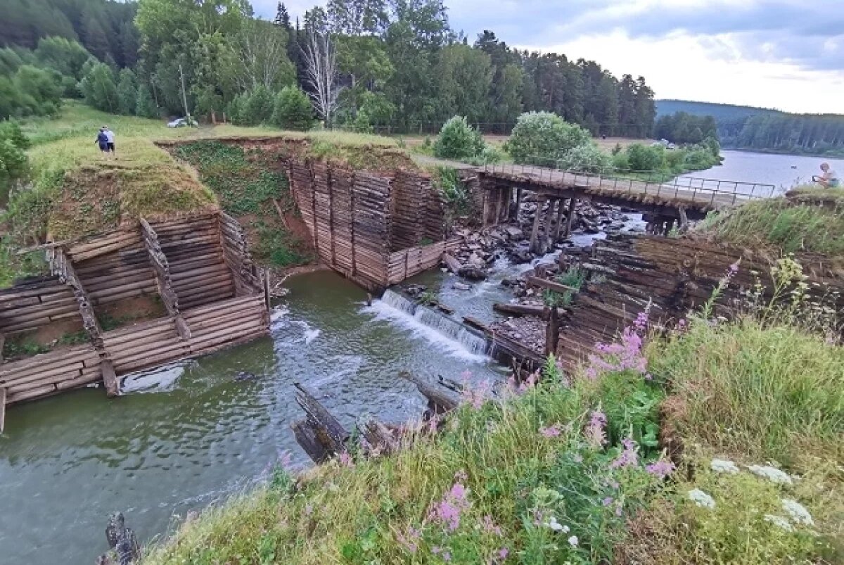    В свердловском селе Мариинске, где стоит уникальная плотина, улучшили связь