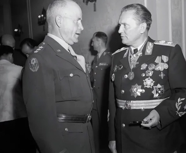 Генерал-лейтенант Джон Ли (слева) и маршал Иосип Броз Тито