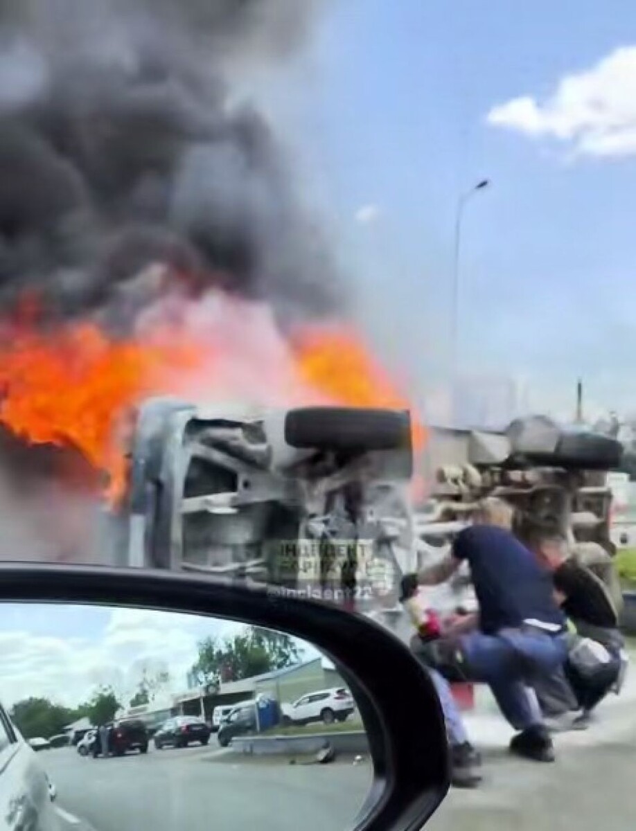    ДТП на выезде из Барнаула. Источник: кадр видео, t.me/incident22