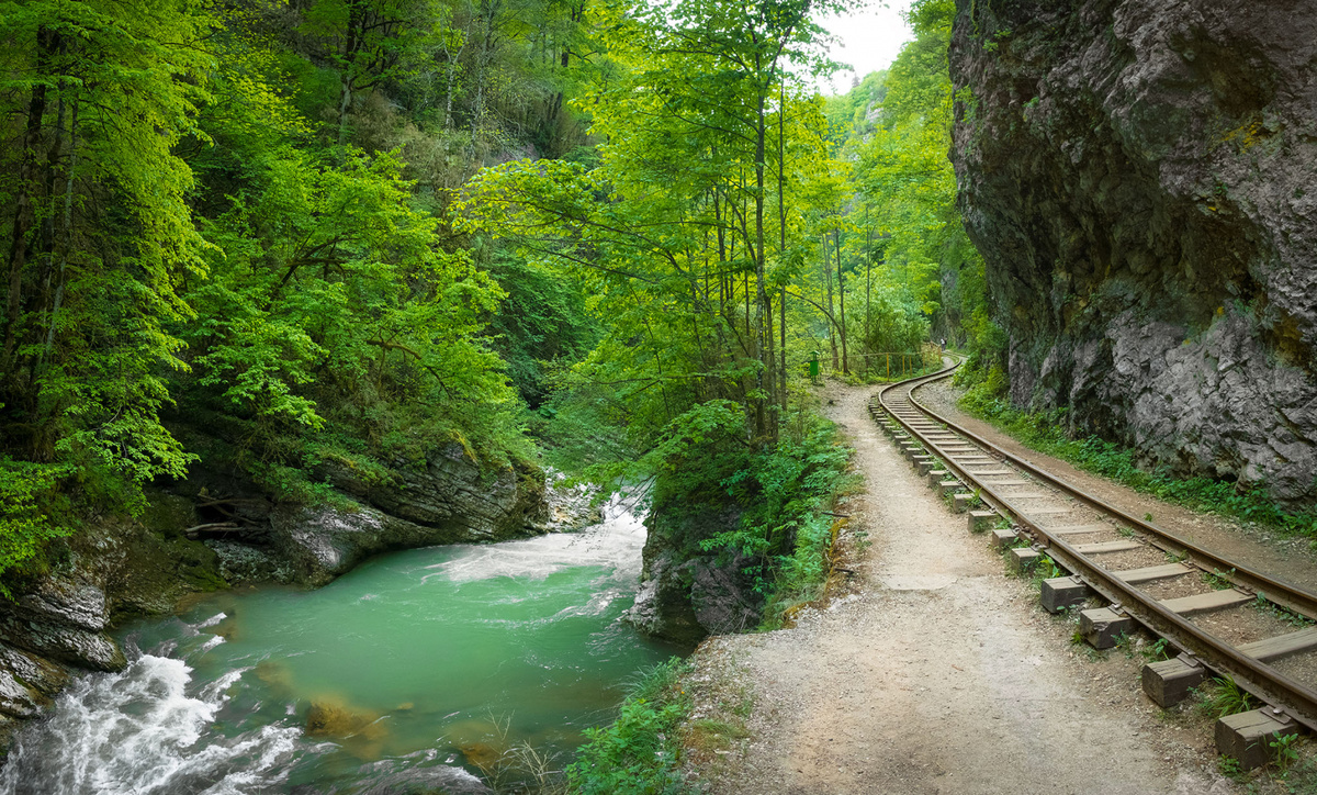 Узкоколейная железная дорога в Гуамском ущелье вдоль реки Курджипс. Фото: https://guamka-kuban.ru/