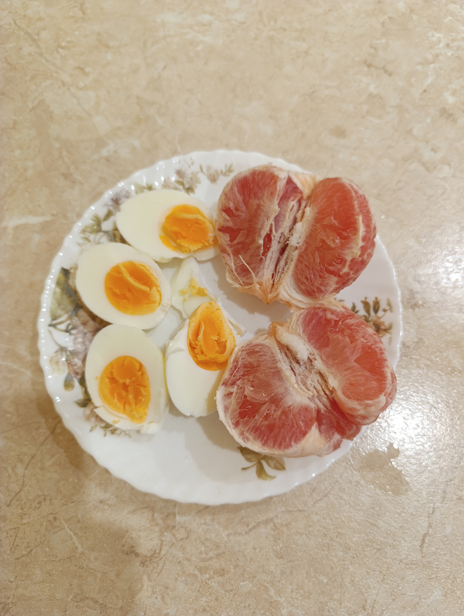 Завтрак: два яйца и грейпфрут.