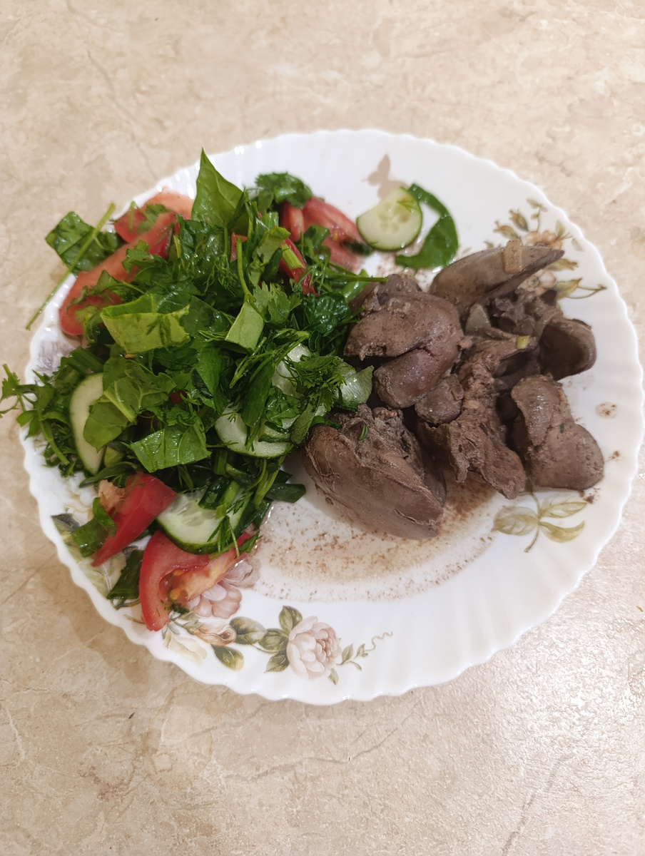 Обед: куриная печень тушеная с луком и чесноком плюс салат.