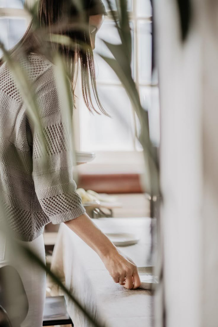 Наводи порядок руками — как будто приглашаешь Бога в дом. Без спешки. Без “надо”. Просто — быть в этом моменте, и всё. Каждое твое прикосновение - это действие из любви, для любви.