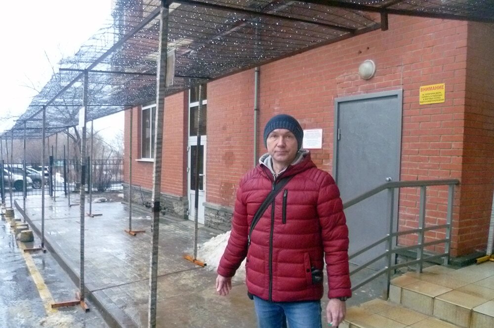    Олег Пеньков: жильцы установили козырьки и навесы, чтобы плитка не обрушилась на машину или чью-то голову. Фото: АиФ