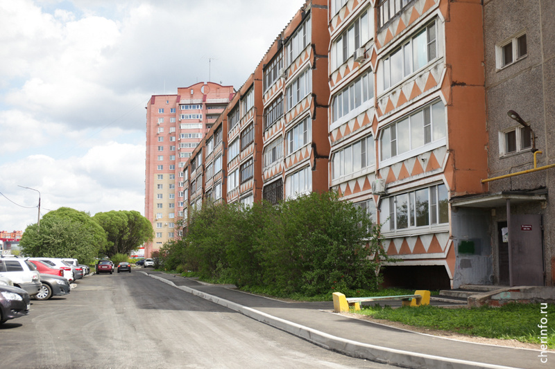    Капремонты в начале апреля начались у домов № 13 и 23. Строители здесь меняют асфальт в проездах и на тротуарах, устанавливают бордюры, расширяют парковки.