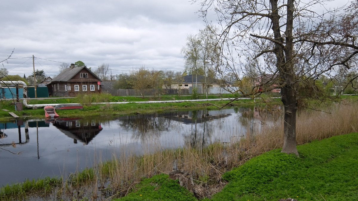 Новая Ладога. Она тоже стоит на реке Волхов, практически в месте впадения ее в Ладожское озеро. А это Новоладожский канал. 