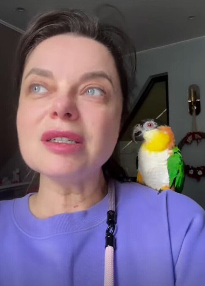 Королева с попугаем. Источник: Соцсети Автор фото: Скриншот видео📷

