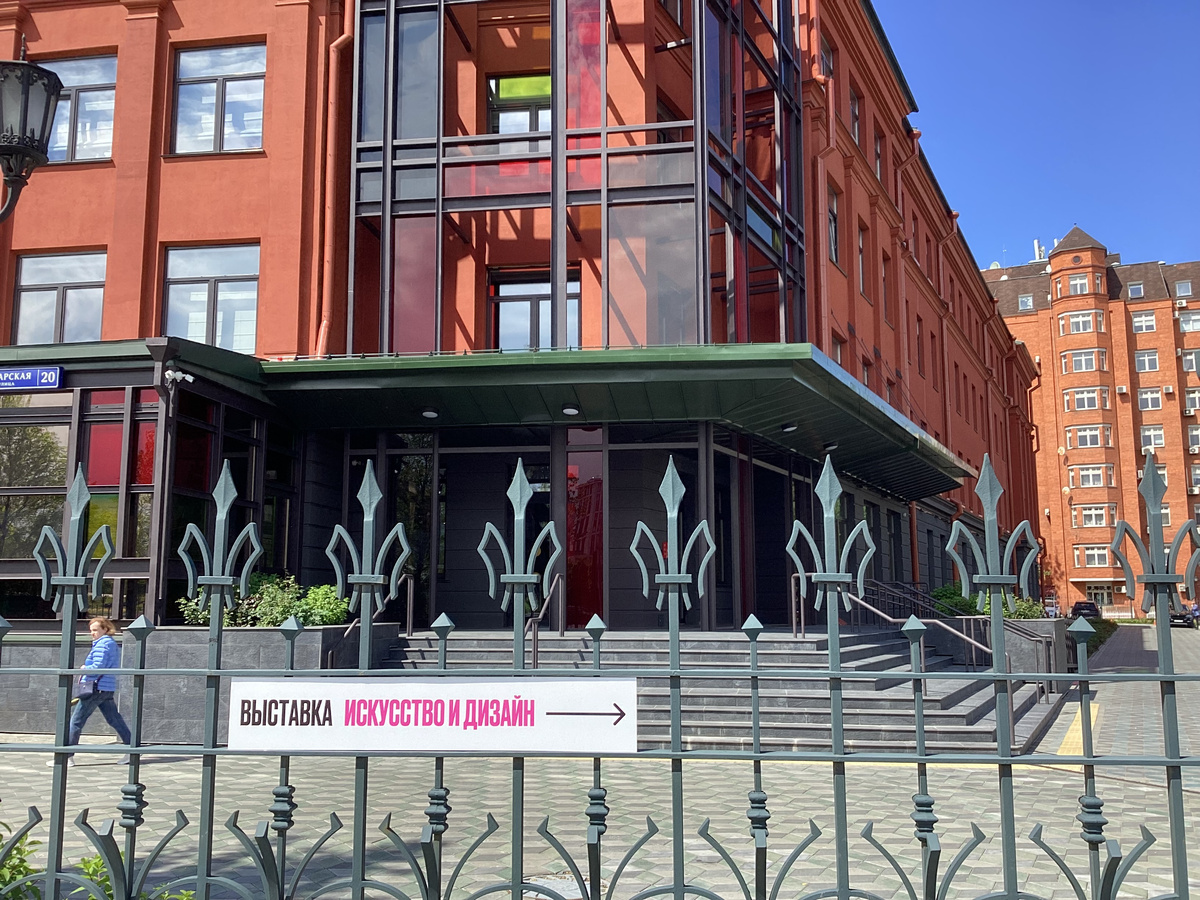  Это вход в здание, но чтобы попасть во двор, идем по срелочкам