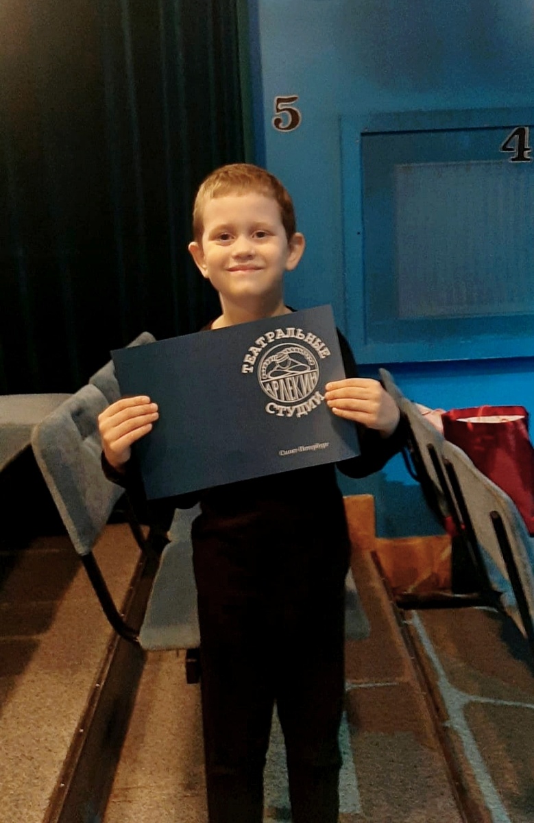 Дима отыграл выпускной спектакль 2024-2025 учебного года. У него была роль кусочка сахара (со словами!). Мама сказала, справился отлично! 