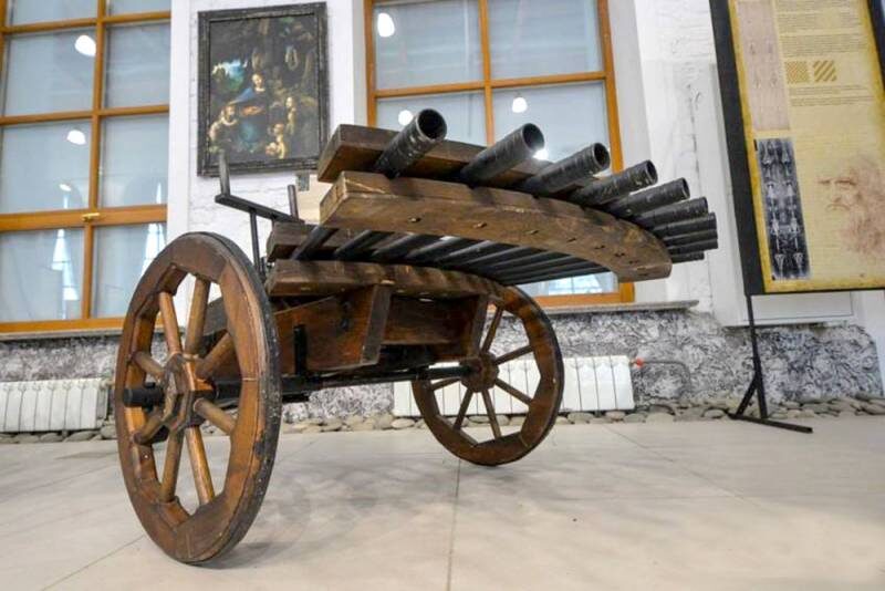 Фото с topwar.ru (изобретение Да Винчи: «протопулемет»)