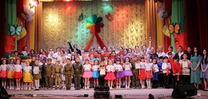 "Цветик-семицветик": все участники - на сцене