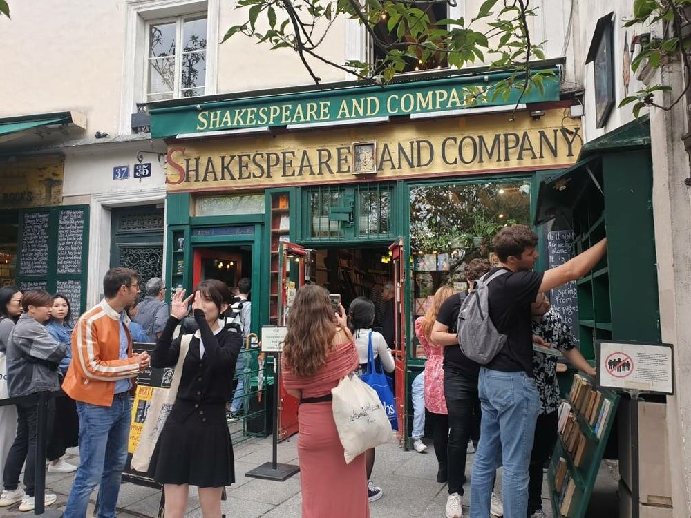 Вся очередь в кадр не влезла)