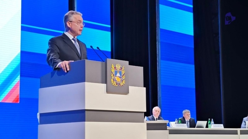    Глава региона Владимир Владимиров оглашает ежегодное послание Фото: Дмитрий Ахмадуллин / / ИА «Победа26»