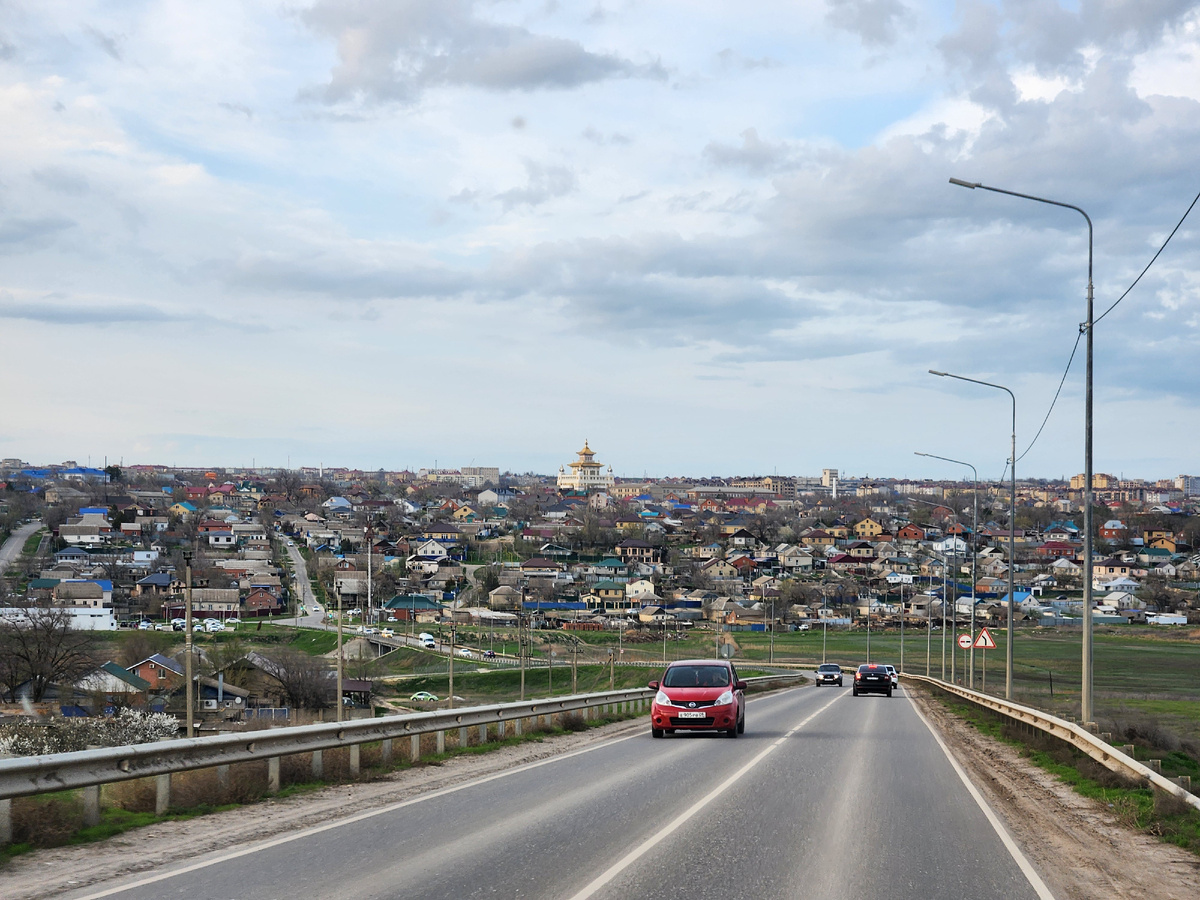 "Золотую обитель" видно чуть ли не из любой точки Элисты