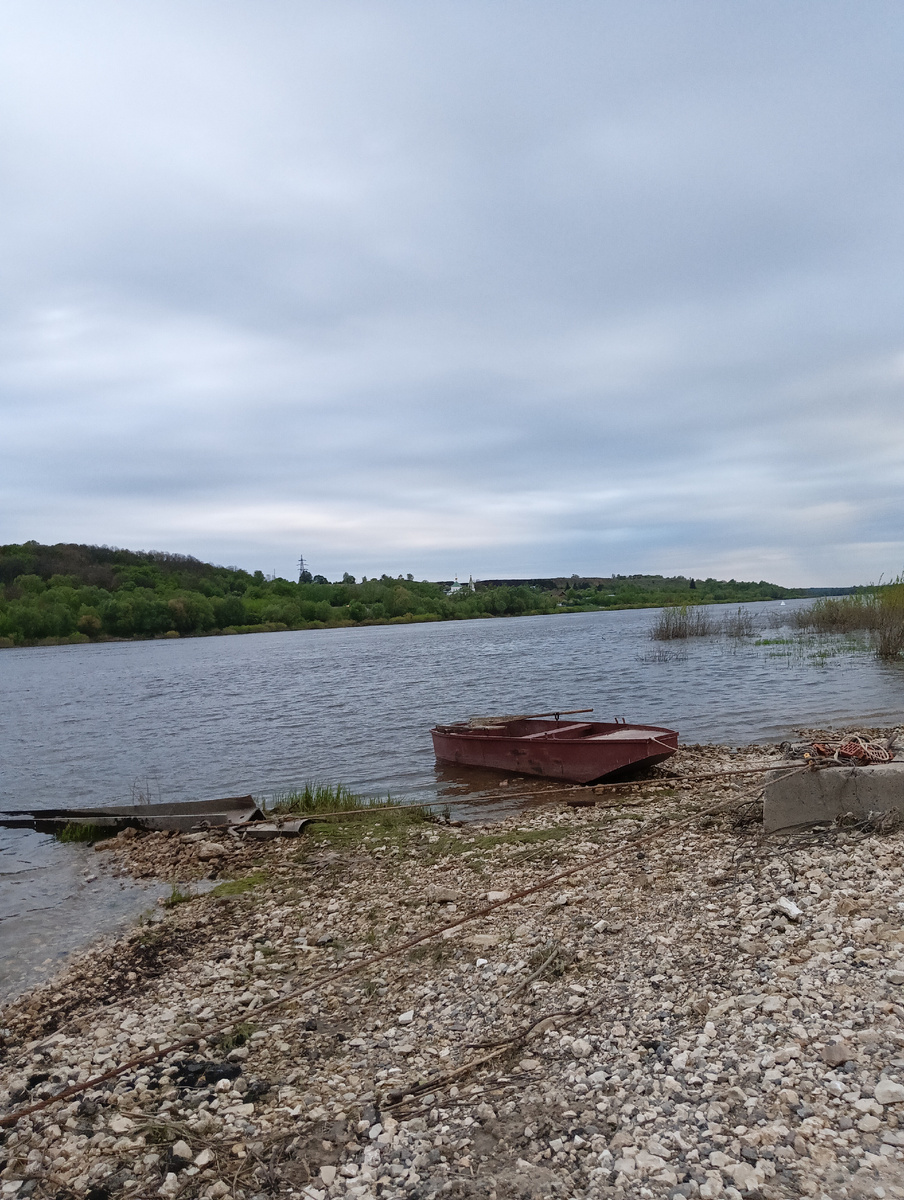 Старая лодка у моста