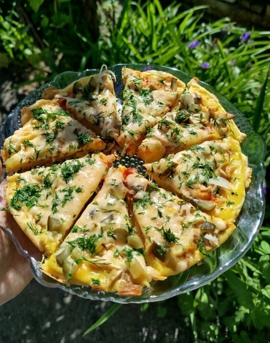 Первые пиццы изготавливались в Древнем Риме и Греции, они были далеки от современных видов этого блюда.
Родиной пиццы принято считать Неаполь. В XVII веке там появилось сочетание плоской лепёшки с разнообразными наполнителями и томатами.
Пицца «Маргарита» названа в честь итальянской королевы Маргариты Савойской. Она приказала приготовить пиццу с цветами, имитирующими итальянский флаг: красный (помидоры), белый (моцарелла) и зелёный (базилик).