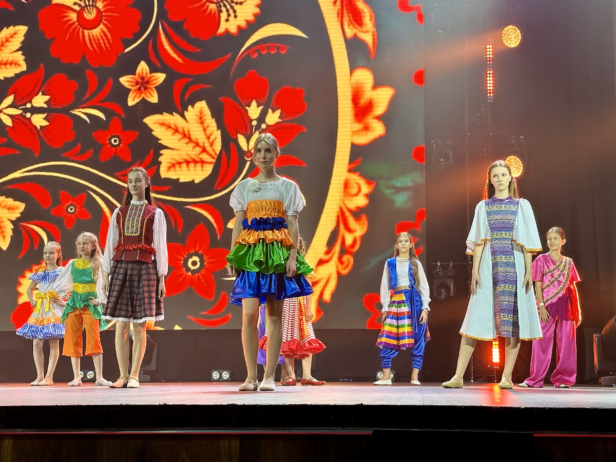 Показ моделей на сцене