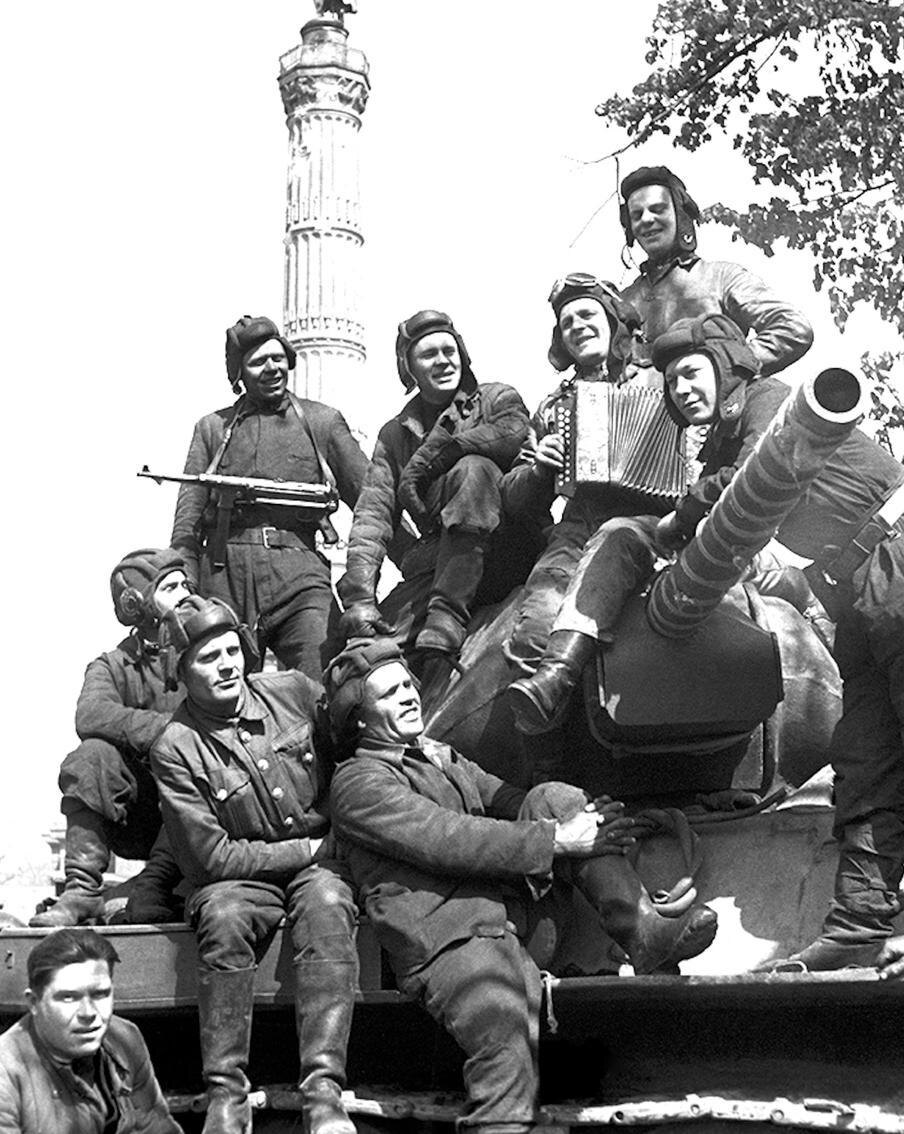 2-9 мая 1945 г. Германия. Берлин. Советские танкисты у колонны Победы в парке Большой Тиргартен после безоговорочной капитуляции Германии во Второй мировой войне. Точная дата съемки не установлена Михаил Мельник/ТАСС. 