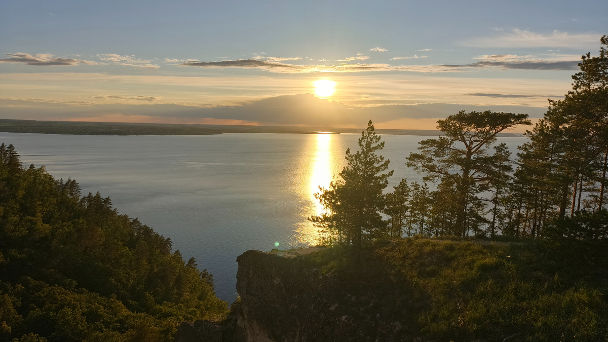 Скала Белый камень в окрестностях посёлка Волжский Утёс и солнце перед закатом. Май 2025. Фото автора.