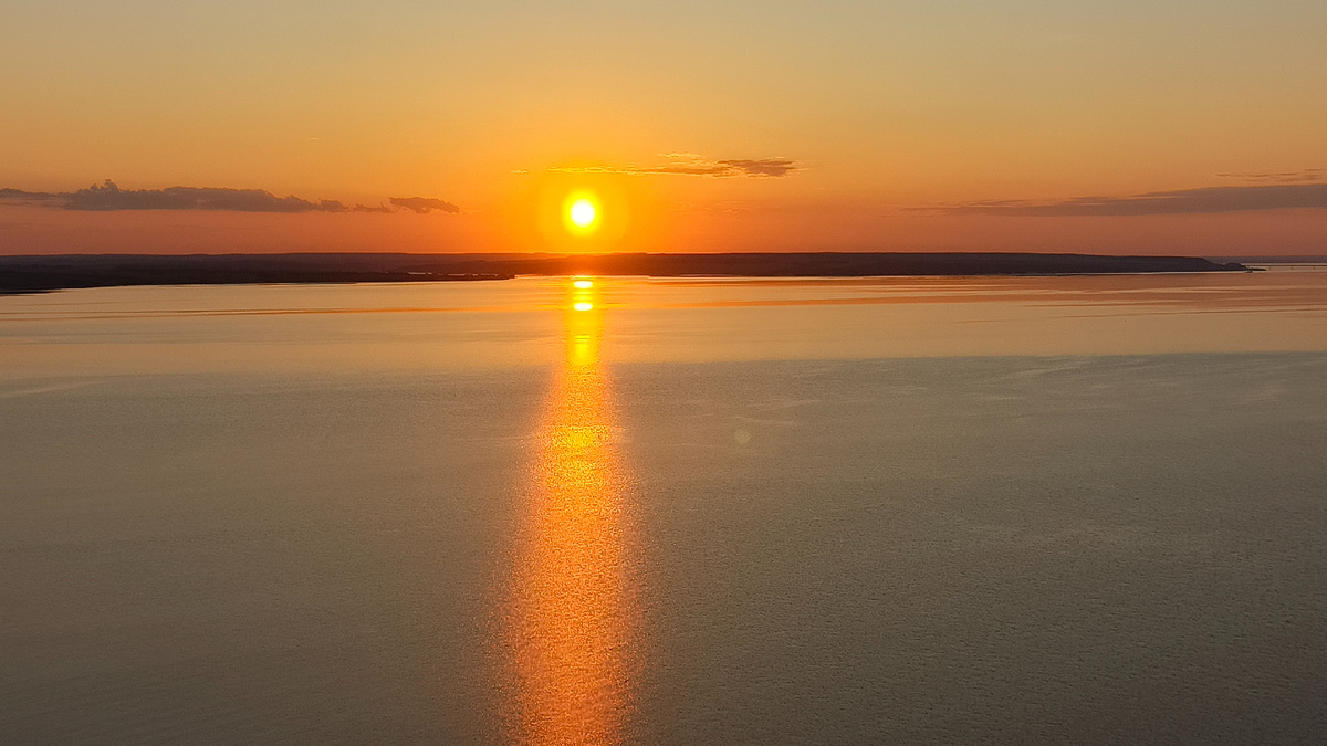 Закат со скалы Белый камень в окрестностях посёлка Волжский Утёс. Май 2025. Фото автора.