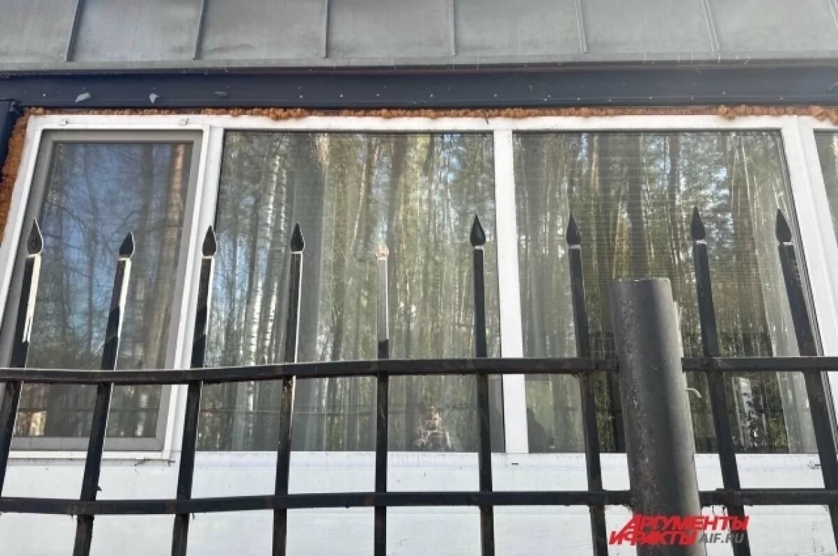    Неизвестные разбили окна бара, у которого нашли девушку на заборе в Перми