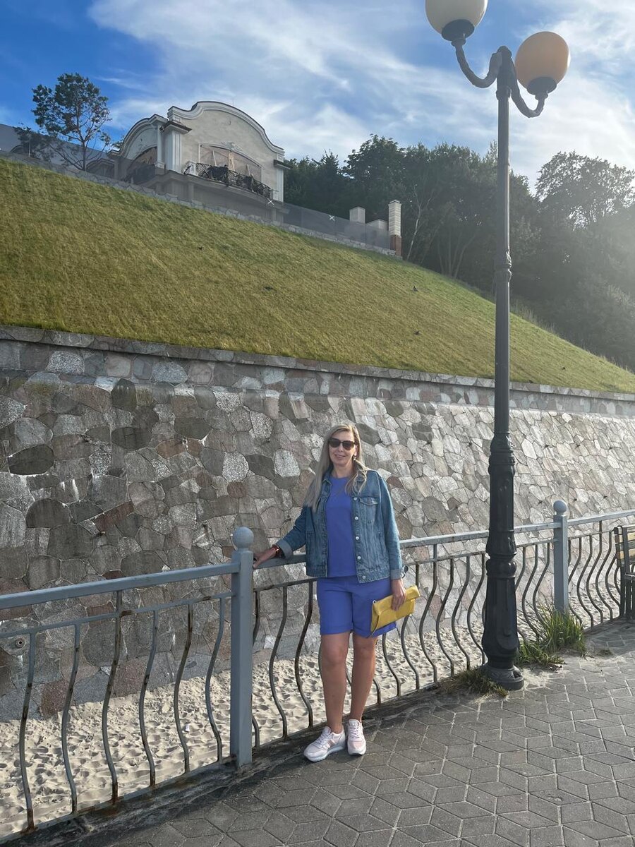 Пионерский, я на фоне резиденции президента.